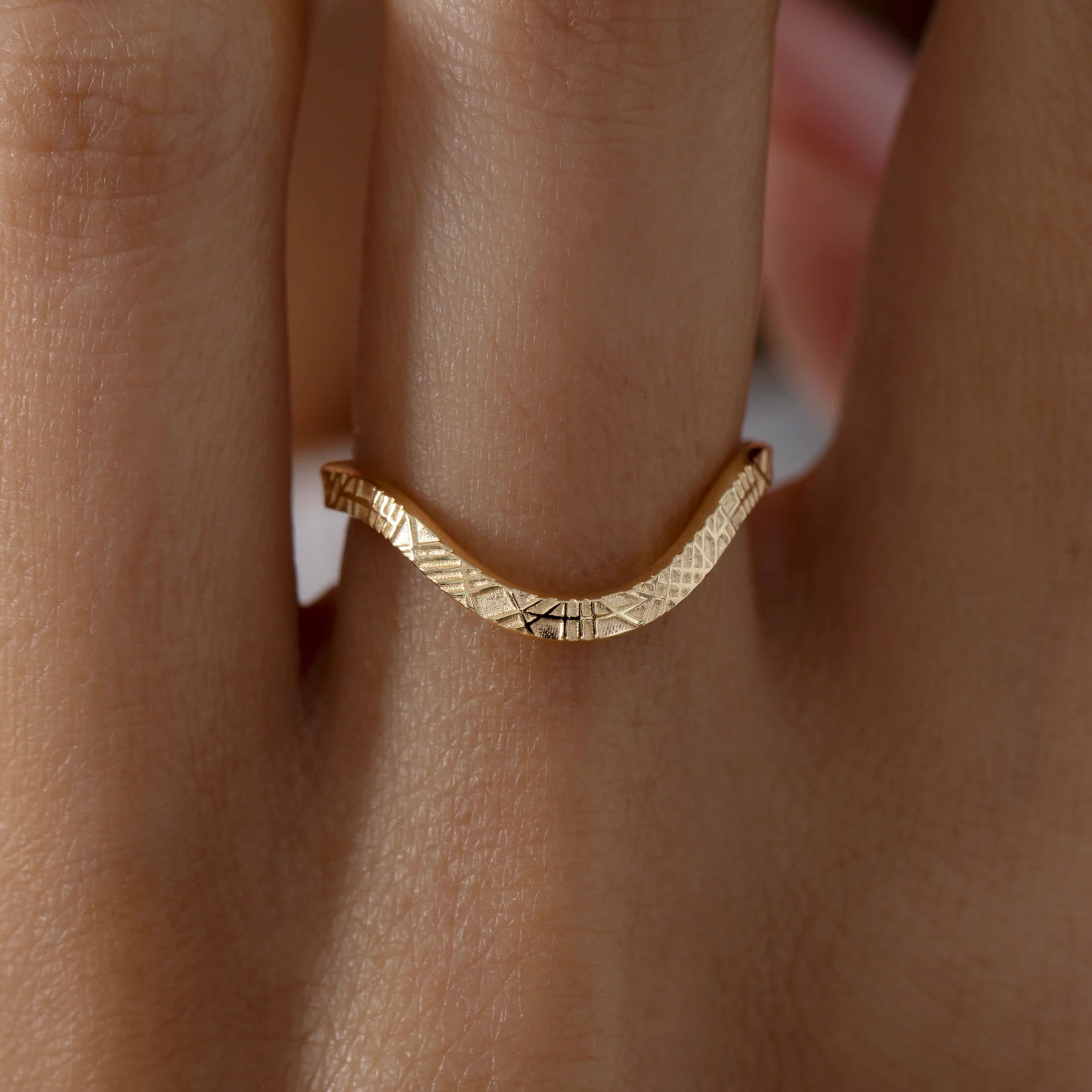 Curved Geometric Pattern Gold Wedding Band - Image 2