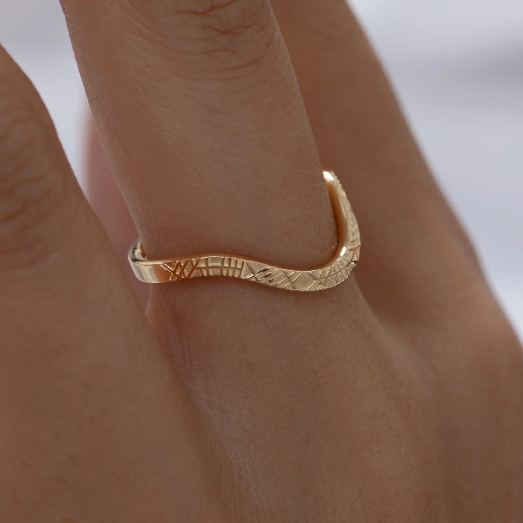 Curved Geometric Pattern Gold Wedding Band - Image 3