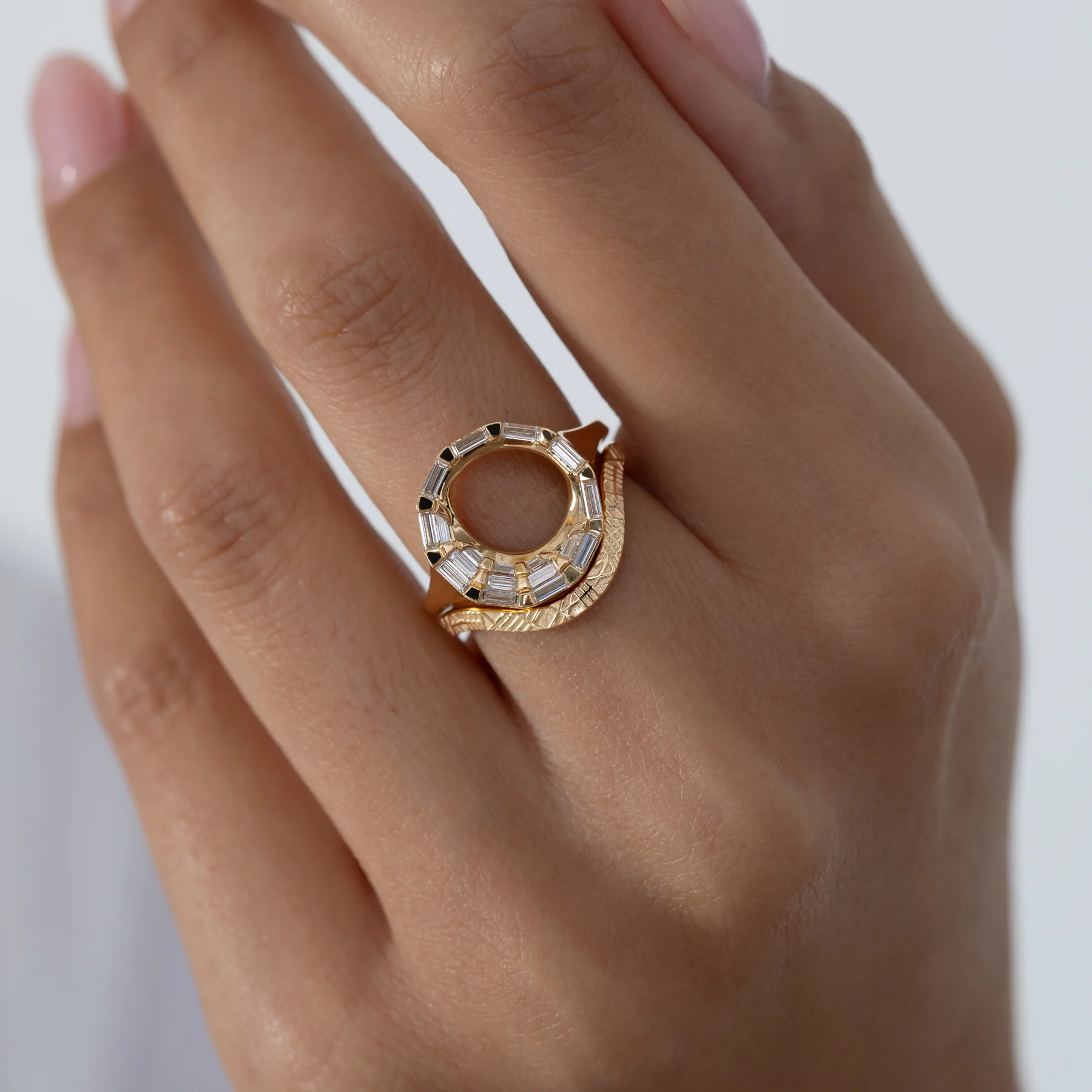Curved Geometric Pattern Gold Wedding Band - Image 4