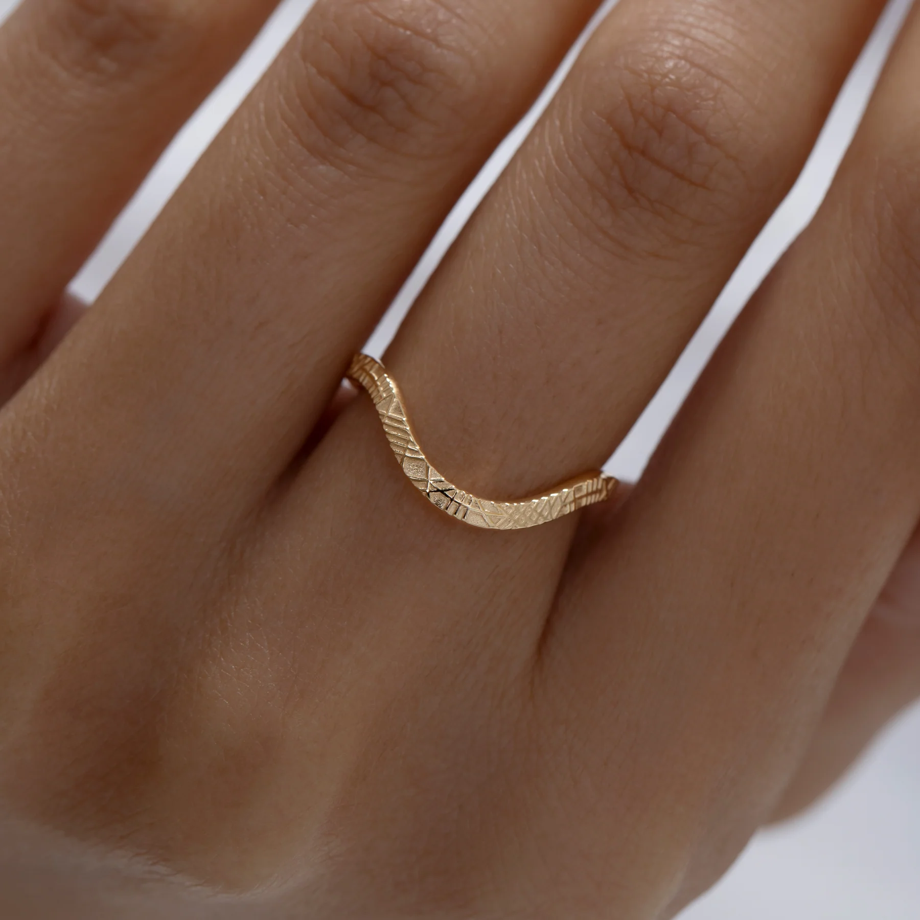 Curved Geometric Pattern Gold Wedding Band - Image 5