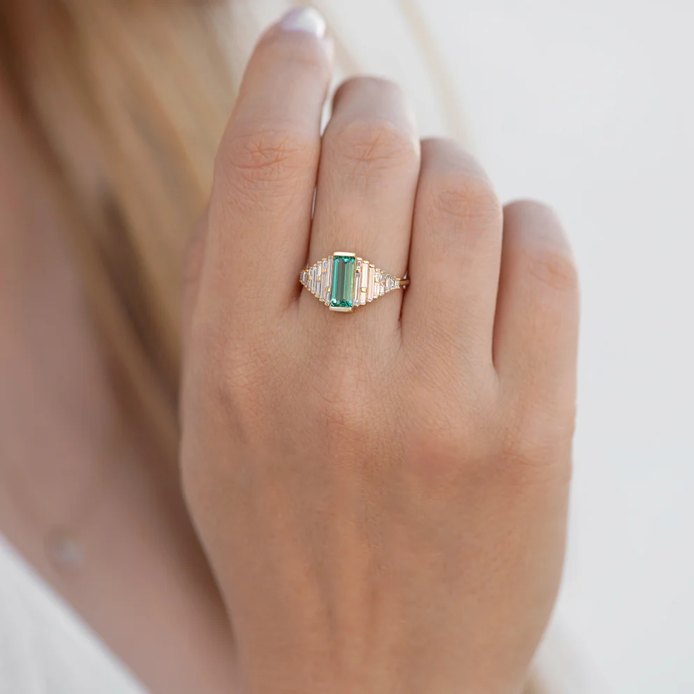 Emerald Ring with needle baguette Diamonds - Image 3