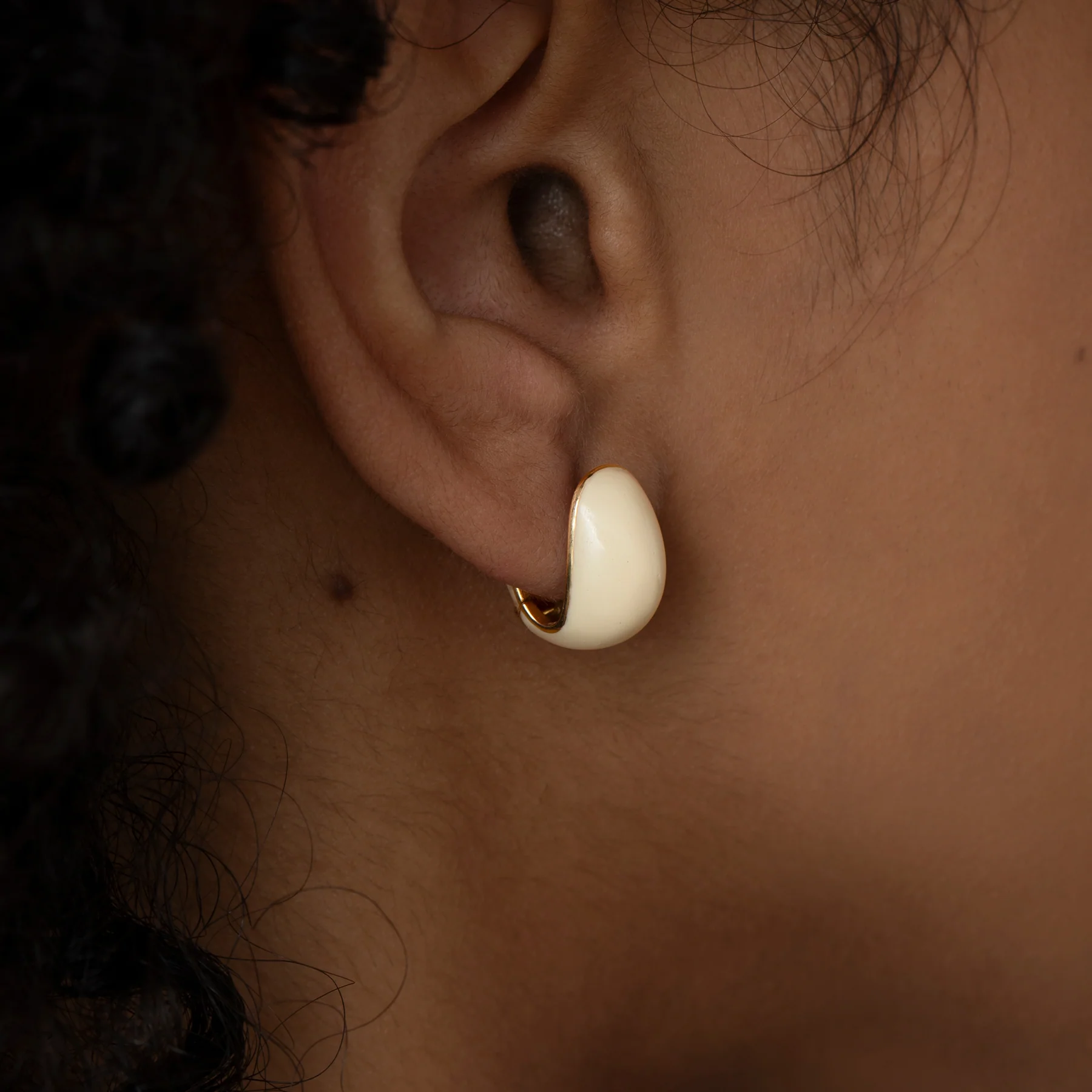Enamel & 18K Gold Chunky Huggie Earring - Image 10