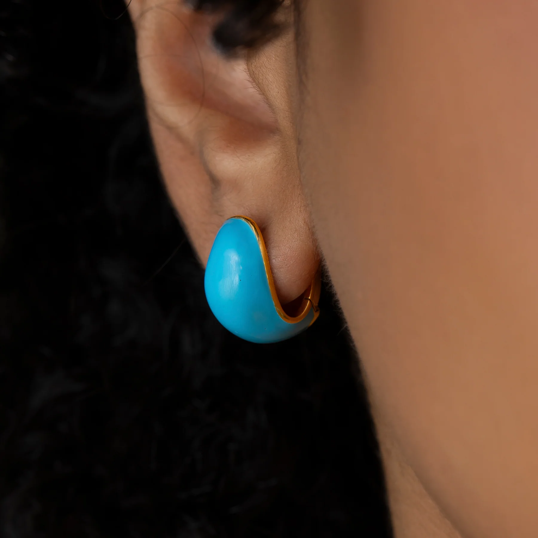 Enamel & 18K Gold Chunky Huggie Earring - Image 15