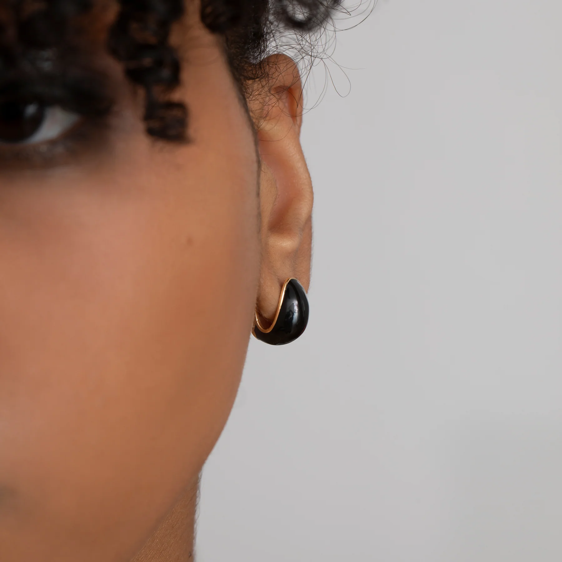 Enamel & 18K Gold Chunky Huggie Earring - Image 4