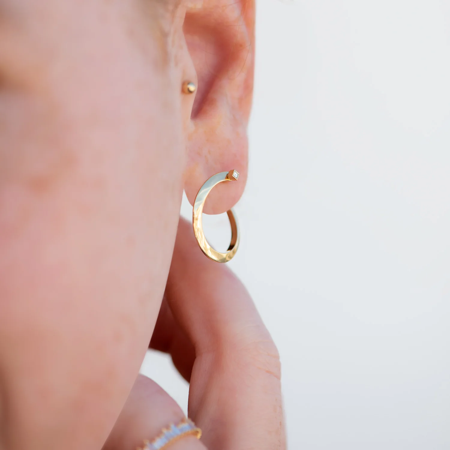 Spiral Hoop Earrings with Carre Diamond Earring Pin - Image 3