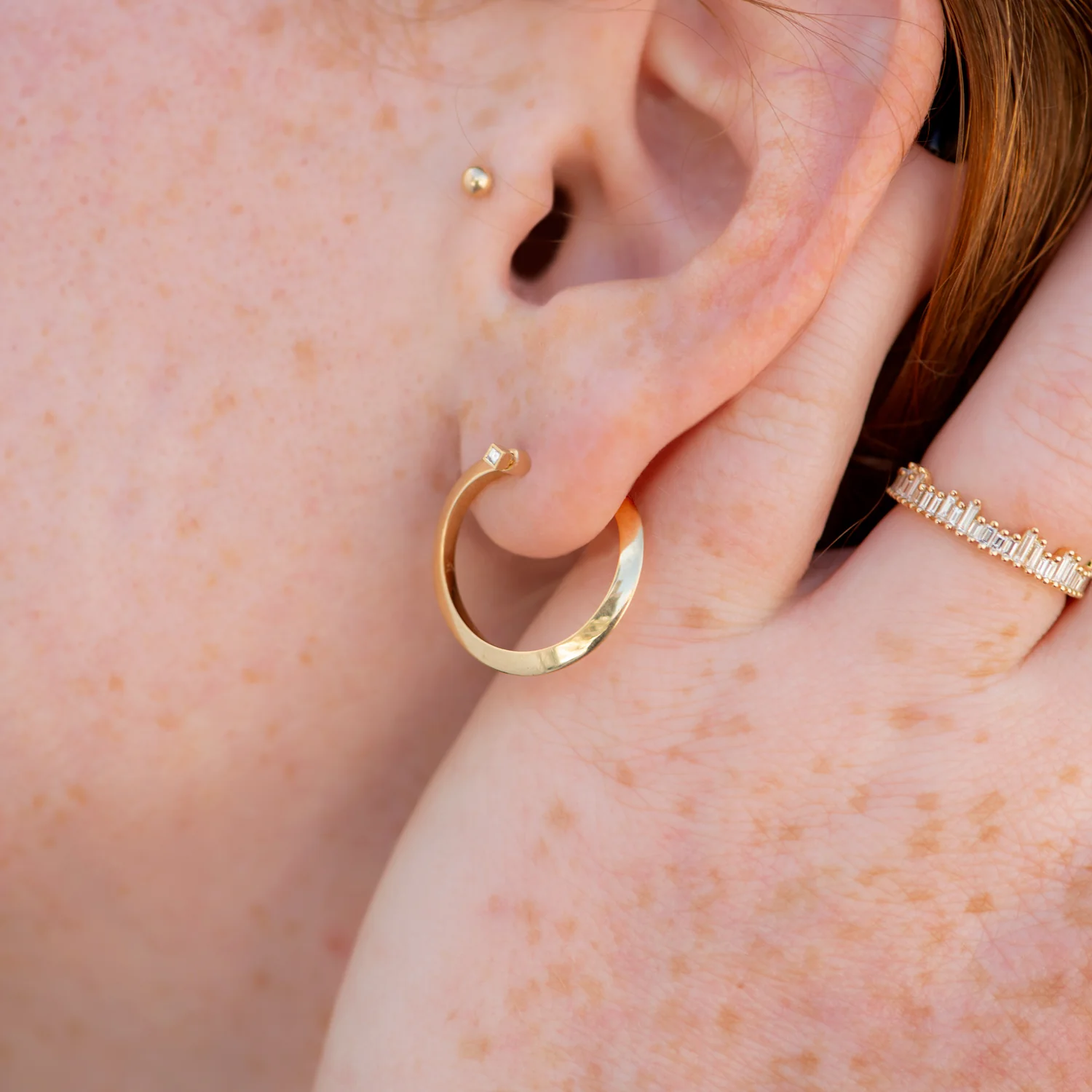 Spiral Hoop Earrings with Carre Diamond Earring Pin - Image 4