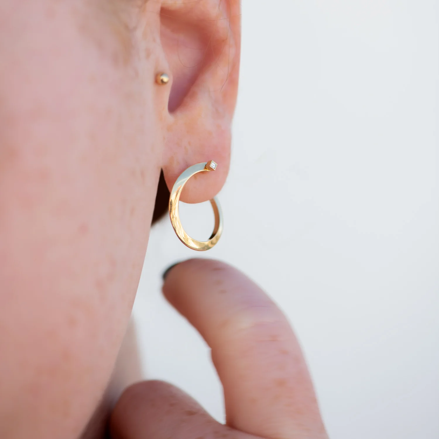 Spiral Hoop Earrings with Carre Diamond Earring Pin - Image 6