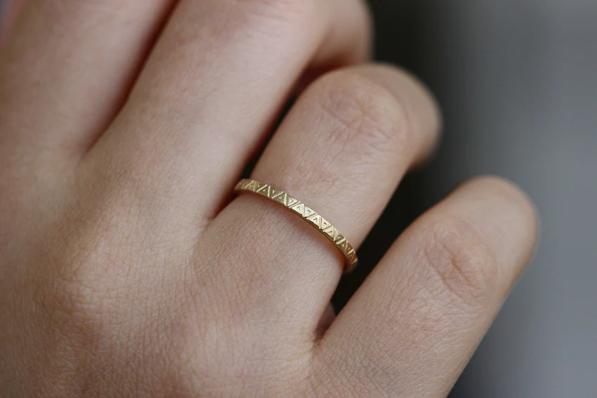 Triangle Pattern Wedding Band - Geometric Engraved Ring - Image 4