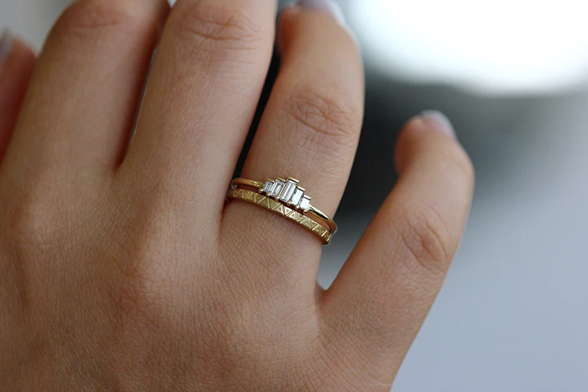 Triangle Pattern Wedding Band - Geometric Engraved Ring - Image 7